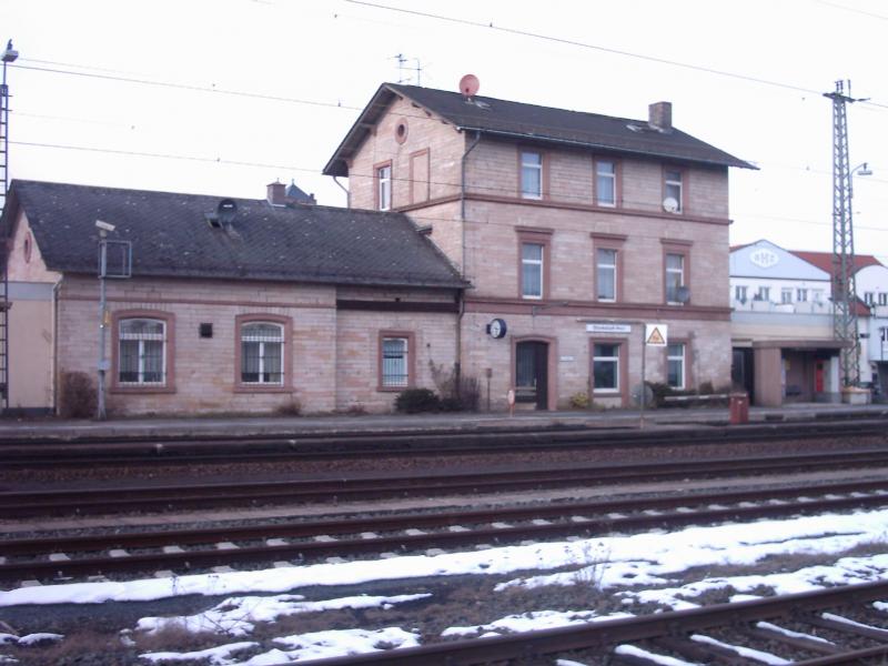 Der Bahnhof Stockstadt am Main mitte Mrz 2005. In den nchsten Jahren, soll dieser Bahnhof komplett umgebaut werden.