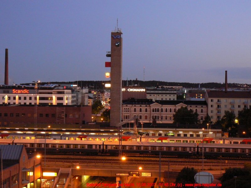 Der Bahnhof von Tampere in der Nacht vom 12. auf den 13.06.2007 whrend der sogenannten weien Nchte. Aufnahmezeit 01:45 Uhr.