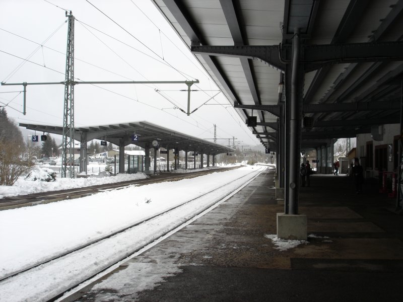 Der Bahnhof Titisee am 22.03.2008 (Ostersamstag) gegen 16.40 Uhr. Auer in den Morgen- und Abendstunden wird derzeit nur Gleis 1 befahren, daher sind die anderen Gleise vom Schnee bedeckt.