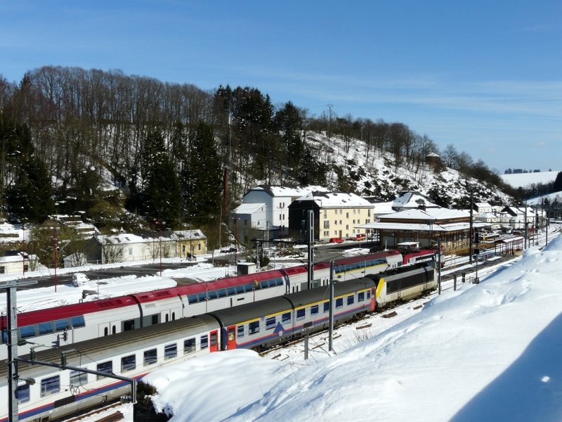 Der Bahnhof von Troisvierges im Schnee! Vorne im Bild sieht man den soeben aus L�ttich angekommenen Zug, daneben wartet der Wendezug auf die Fahrg�ste in Richtung Mersch am 23.03.08 