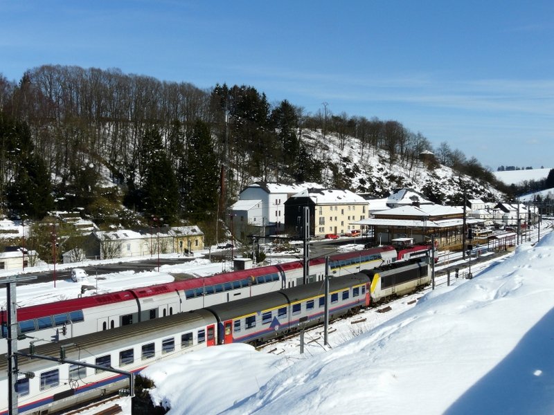 Der Bahnhof von Troisvierges im Schnee! Vorne im Bild sieht man den soeben aus Lttich angekommenen Zug, daneben wartet der Wendezug auf die Fahrgste in Richtung Mersch am 23.03.08 