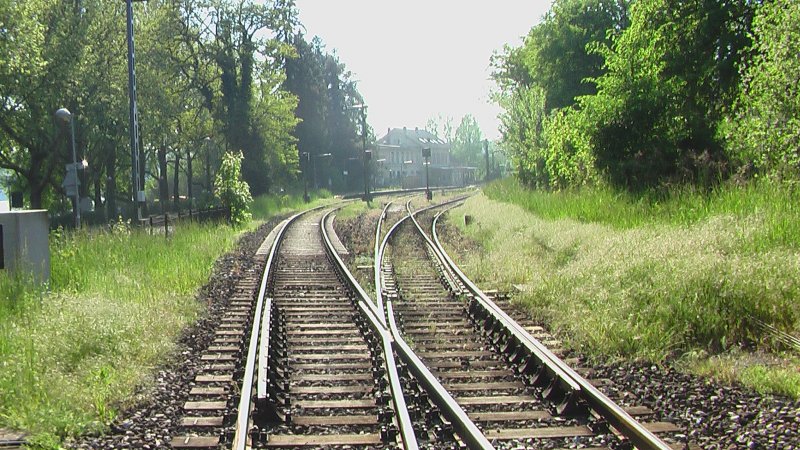 Der Bahnhof berlingen Therme liegt kurz vor der Tunneleinfahrt zum berlinger West-Tunnel, der 948 m lang ist. Gleis 3 befahren die RegioShuttle als RB, Gleis 1 ist das Durchfahrtsgleis fr die BR 611 Triebwagen als IRE Zge, die hier nicht halten. Diese halten nur in berlingen, dem Haltepunkt in mitten zwischen zwei Tunnel. Hier ist eine der zwei Weichen vor dem Bahnhof zu sehen.