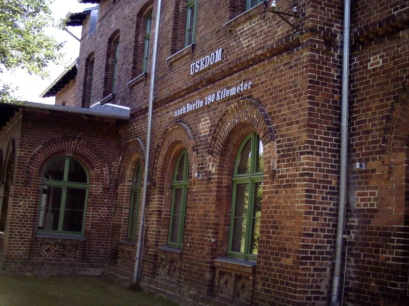 Der Bahnhof Usedom auf der gleinamigen Insel ist mittlerweile restauriert und beherbergt zur Zeit eine Heimatausstellung. Fotogrfiert von der Hausbahnsteigseite.