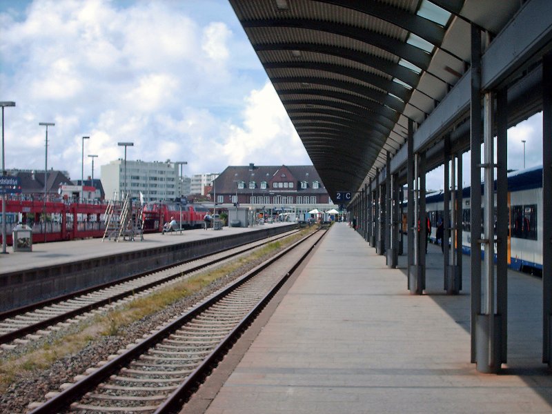 Der Bahnhof Wersterland/Sylt(dn. Weesterln/Sl). Dieser besitzt 4 Gleise fr den Personenverkehr und 2 Gleise fr die Autozge.