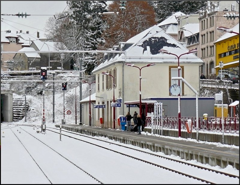 Der Bahnhof von Wiltz war am 22.11.08 mit einer leichten Schneedecke �berzogen. (Hans)