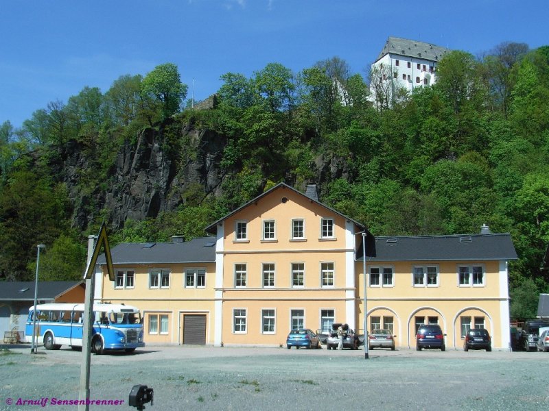 Der Bahnhof Wolkenstein: ehemaliger Ausgangspunkt der von Wolkenstein nach Jhstadt fhrenden schsischen Schmalspurbahn.
Im Hintergrund Schlo Wolkenstein und links ein historischer alter IFA-Bus, der am Pfingstsonntag eine Verbindung nach Steinbach zum wiederaufgebauten Teil der Schmalspurstrecke bietet.
Zwischen Steinbach und Jhstadt fhrt die Prenitztalbahn als Museumsbahn.
Leider ist der PNV am Sonntag in Steinbach und Jhstadt gar nicht vorhanden bzw. mehr als dnn gest und daher lsst sich ein Besuch dort nicht in unsere Bahnreise durchs Erzgebirge integrieren.
11.05.2008
