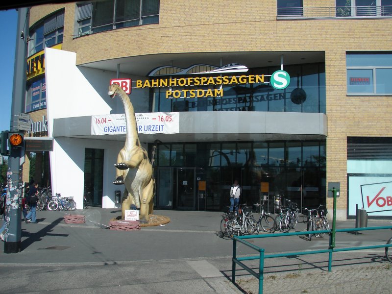 Der Bahnhofsvorplatz vom Potsdamer Hauptbahnhof. (Ausgang Lange Br�cke)