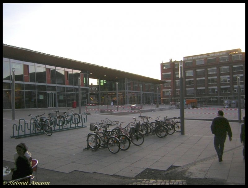 Der Bahnhofsvorplatz in Rsselsheim zeigte am Abend des 22.10.2006 den beinahe abgeschlossenen Zustand der Umgestaltung nach der Errichtung des neuen Bahnhofes, an die Fahrradfahrer haben die Planer erfreulicherweise auch gedacht. 
