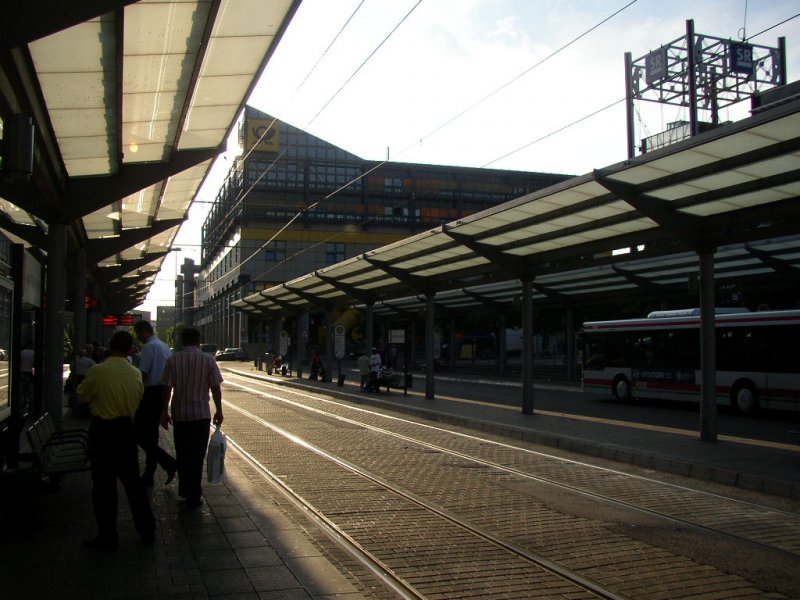 Der Bahnhofsvorplatz in Saarbrcken.       07.08.2006