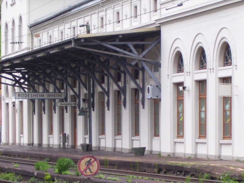 Der Bahnsteig 1 und das Bahnhofsgeb�ude in R�desheim am 24.07.2007.