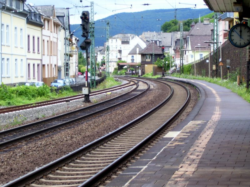 Der Bahnsteig 1 mit Blick Richtung Koblenz, am 24.07.2007 in Assmanshausen.