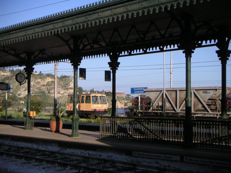 Der Bahnsteig des Bahnhofs Taormina-Giardini am 17.10.2006