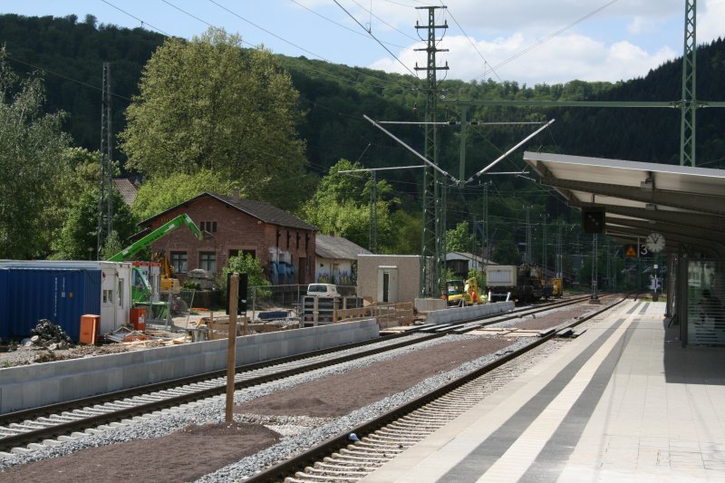 Der Bahnsteig fr das vierte Gleis im Bahnhof Neckargemnd entsteht. In der Mitte ist die entstehende Unterfhrung zu erkennen. Bild aufgenommen am 4.5.09.