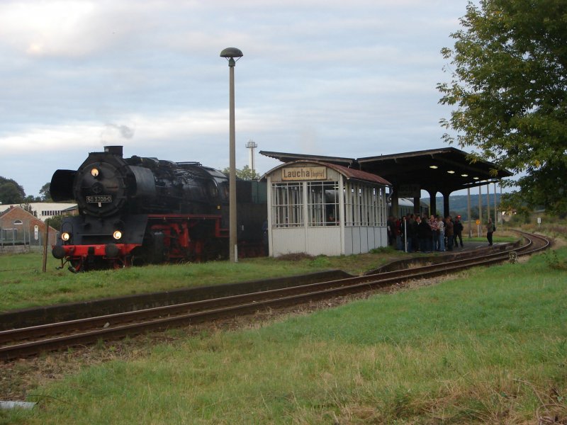 Der Bahnsteig in Laucha (Unstrut) mit wartenden Sonderzug von Freyburg (Unstrut) nach Halberstadt; 08.09.2007
