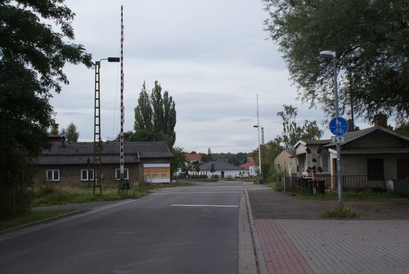 Der Bahnbergang an der Schtzenstrae in Haldensleben,rechts das kleine dazu gehrige Stellwerk.03.10.2009