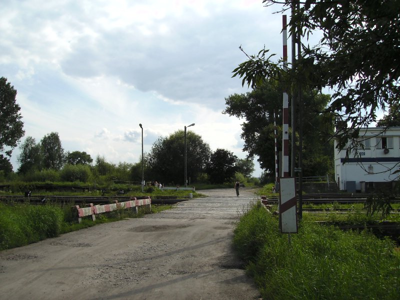 Der Bahnbergang beim Bahnhof Gizcko