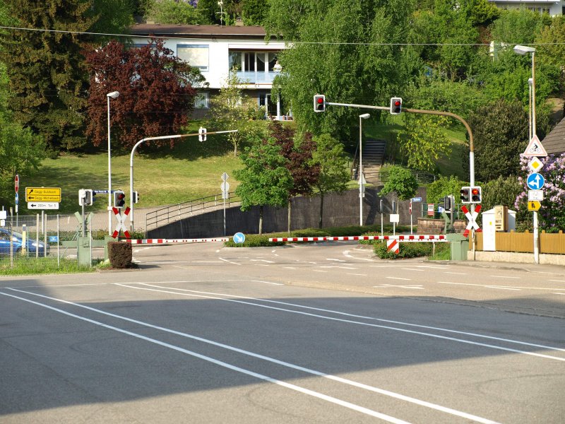 Der Bahnbergang direkt neben dem Daimler-Werk in Gaggenau am 25. April 2009.