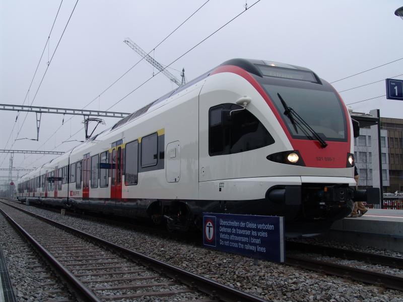 Der Basler FLIRT hilft momentan krftig auf dem Schienennetz der Stadtbahn Zug mit. Mit dem Basler FLIRT RABe 521 030-7 sind momentan sechs FLIRTS als Stadtbahn Zug unterwegs. Hier der RABe 521 030-7 bei der neu gebauten Haltestelle Lindenpark in Baar (11.12.04).