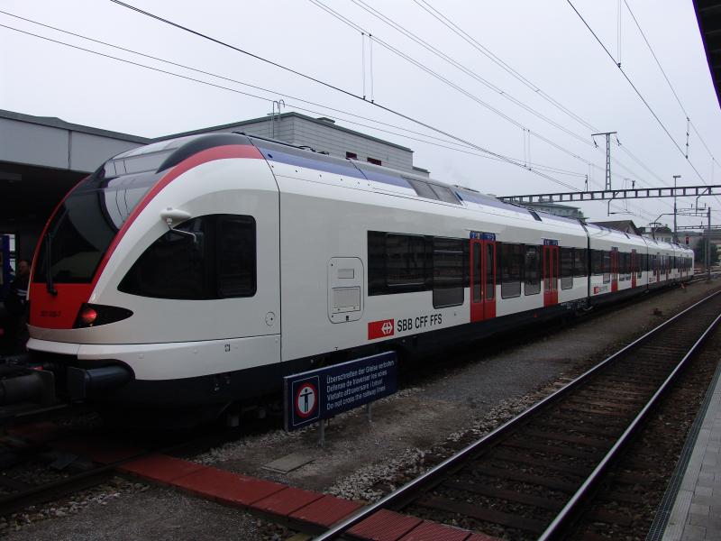 Der Basler FLIRT, der momentan fr die Stadtbahn Zug fhrt, steht am 11.12.04 zur besichtigung in Rotkreuz