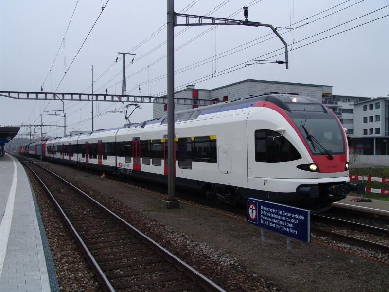 Der Basler FLIRT, der momentan fr die Stadtbahn Zug fhrt, steht am 11.12.04 zur besichtigung in Rotkreuz