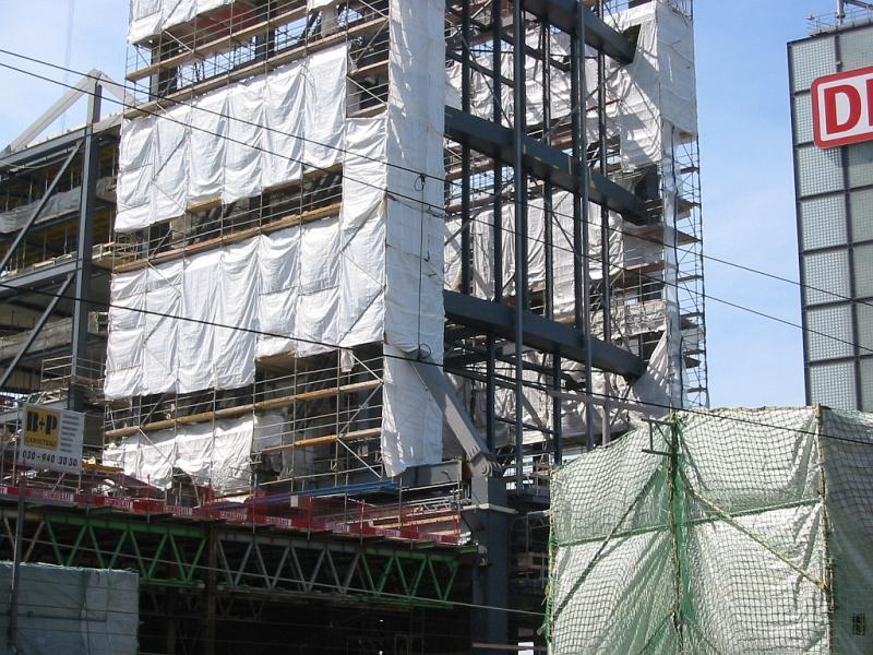 Der im Bau befindliche neue Hauptbahnhof von Berlin am 13.07.2005. Im Bild einer der Trme der  Bgelbauten , aufgenommen von dem bereits zugnglichen Bahnsteig der S-Bahn. Wenn man genau hinschaut kann man eines der Gelenke fr das  Umklappen  des Turmes sehen, das ca. zweieinhalb Wochen nach der Aufnahme erfolgte. Siehe dazu die nachfolgenden Bilder in dieser Kategorie von T. Tippner.
