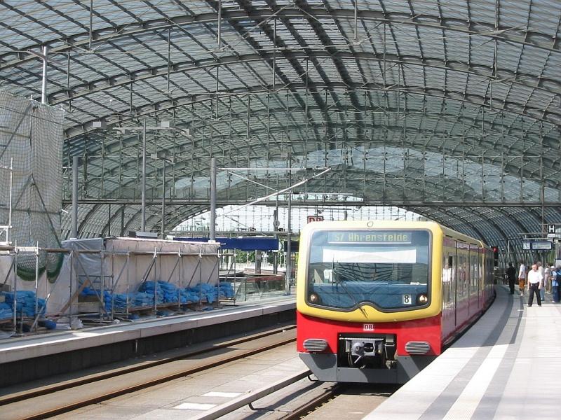 Der im Bau befindliche neue Hauptbahnhof von Berlin am 13.07.2005. In der gewaltigen Halle, die die in Ost-West-Richtung verlaufende Stadtbahn berspannt, halten bereits die Zge der S-Bahn. Im Bild ein Zug der Linie S7 nach Ahrensfelde. 