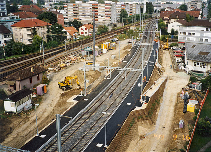 Der Bau der neuen Station Biel-Mett im fortgeschrittenen Stadium. Links RB Biel Ost. Archivbild (Sylvia), Sept. 1999, Scan ab Papierbild.