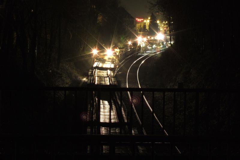 Der Bauzug in fast voller lnge auf der KBS 458 zwischen Remscheid Lennep und Remscheid HBF. Der Zug wird gezogen von einer V 180-321 (ADAM 8). Kurz vor diesem Zug ist der Schotterreinigungs Zug ber das Gleis gefahren.