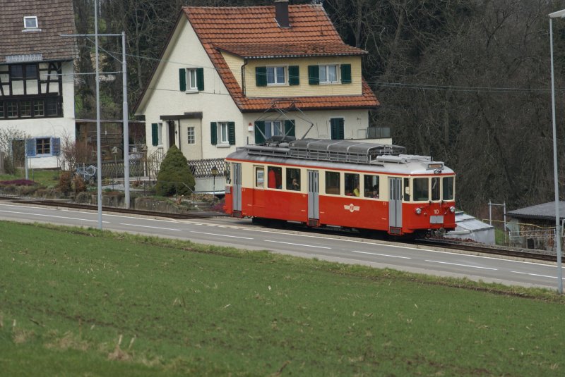 Der BDe 4/4 10 ist am 24.3.08 anlsslich der Osterhasenfahrten des Trammuseums Zrich unterwegs. Hier befindet er sich zwischen Scheuren und Neuhaus.
