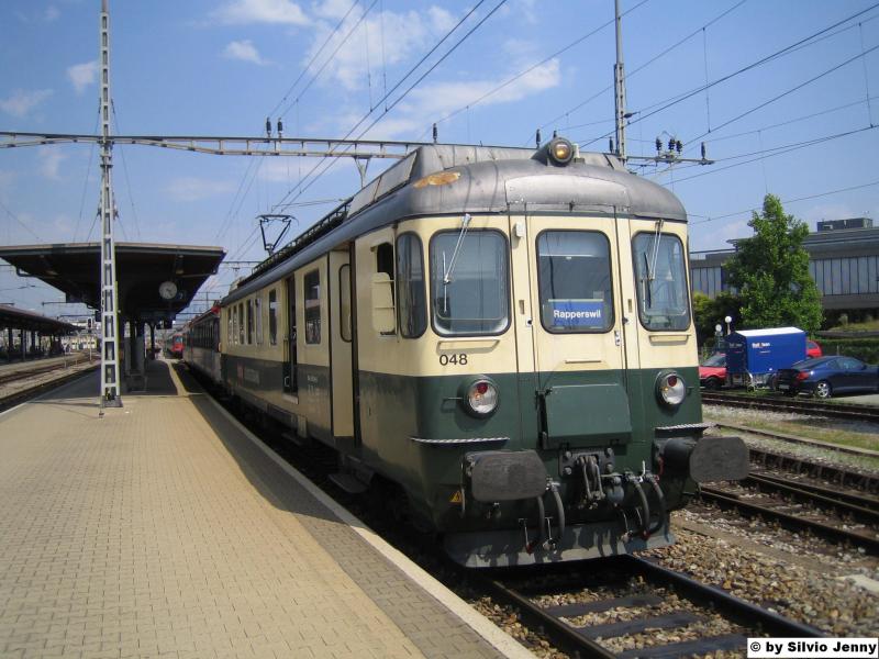 Der BDe 576 048-3 ''Einsiedeln'' stand am 17.7.05 mit dem Regio 8762 nach Einsiedeln in Rapperswil.