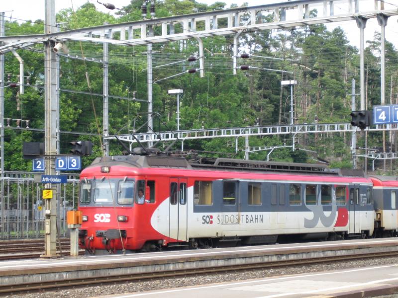 Der BDe 576 052 bei der Einfahrt als Regio Biberbrugg- Arth-Goldau bei der Einfahrt in Arth-Goldau am 12.6.05.