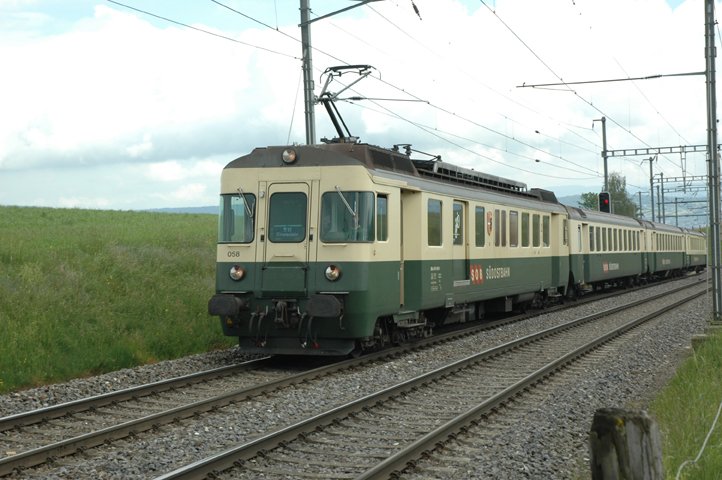 Der BDe 576 058 der SOB am 18.5.07 zwischen Samstagern und Scindellegi - Feusisberg.