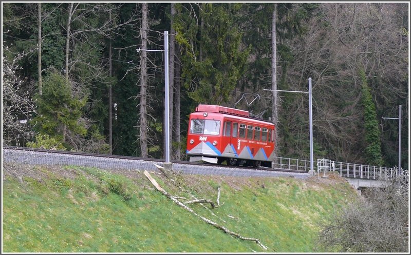 Der BDeh 1/2 aus dem Jahre 1958 hat soeben die Griffelbachbrcke berquert auf der Fahrt nach Walzenhausen. (14.04.2008)