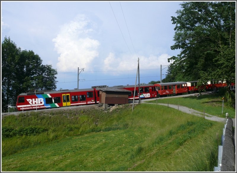 Der BDeh 3/6 25 schiebt seine Wagen weiter Richtung Wienacht-Tobel und Heiden. (10.06.2008)