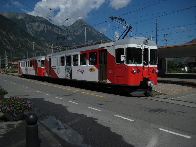 Der BDeh 4/4 501 steht mit dem Bt 601 vor dem Bahnhof Martigny.(26.Juli 2008)