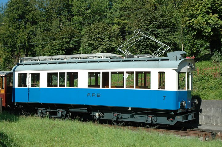 Der BDhe 2/4 7 fhrt am 15.8.07 in Arth-Goldau ein. An diesem Tag wurden die meisten Zge 3-fach gefhrt.