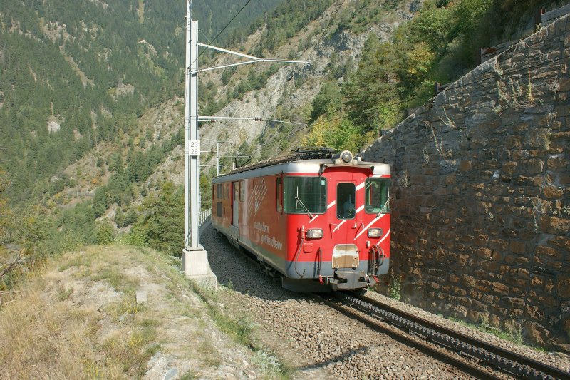 Der BDhe 4/4 hat mit seinem Regionalzug 534 den Viadukt und den Kehrtunnel von Grengiols berwunden  und fhrt nun weiter in Richtung Lax.
(28.09.2009) 