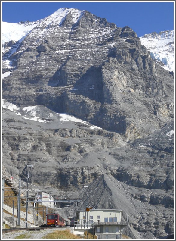 Der BDhe 4/8 der JB in der Station Eigergletscher wird vom dahinterliegenden Gebirge beinahe erdrckt. (11.10.2007)