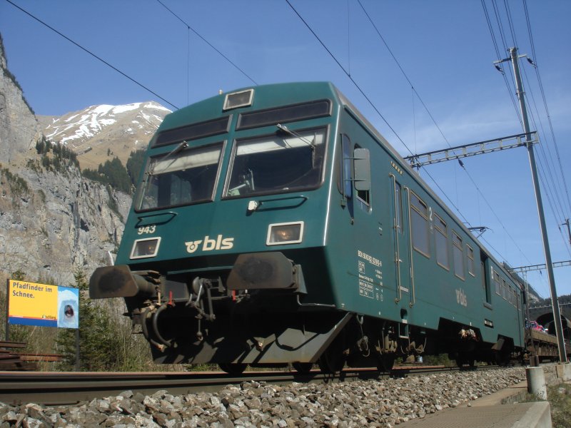 Der BDt 943 strebt mit seinem Autozug dem Ltschbergtunnel entgegen.Bei Kandersteg am 14.4.2007