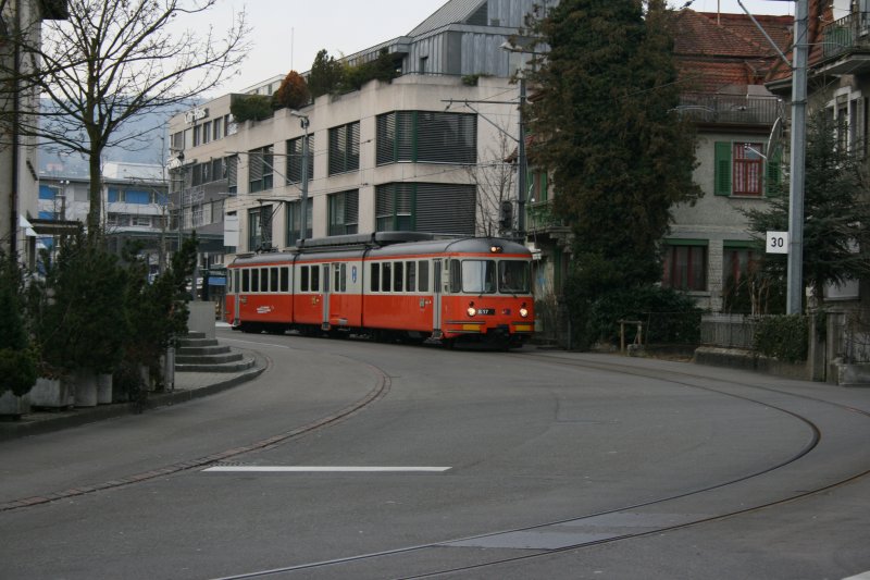 Der BDWM-BDe 8/8 9 fhrt am 3.1.2008 als S17 durch die Tramstrasse in Dietikon und wird in wenigen Augenblicken den Bahnhof erreichen. 