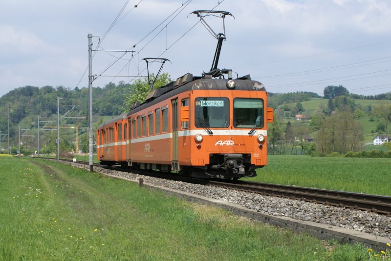 Der Be 4/4 22 befindet sich am 1.5.09 mit dem BDt 78 kurz vor Bleien.