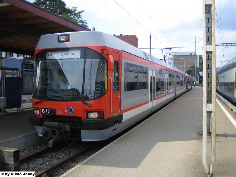 Der Be 4/4 25 stand am 13.8.05 als S17 nach Wohlen in Dietikon.