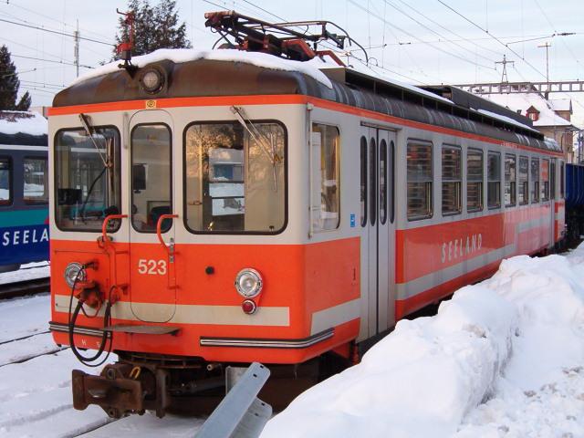 Der Be 4/4 523 wird heute, zusammen mit dem Be 4/4 524, fr den Kieszug von Finsterhennen nach Sutz verwendet.
Weiteres dazu finden Sie unter  http://www.aare-seeland-mobil.ch weiter unter  Medienstelle . Fr Fotos zustzlich rechts  Fotoarchiv  anklicken. Tuffelen den 30.01.2004