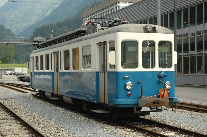 Der Be 4/4 9 steht am 17.7.07 in Innertkirchen. Er wurde 1997 von der VBW bernommen, um die Bem 6 + 7 abzulsen. Die MIB hat im Jahre 2005 den BDe 4/4 11 von den CJ als Reservefahrzeug bernommen. So traurig wie das  Blaue Bhnli  aus Worb scheint, so ist es auch, er soll kurze Zeit nach dieser Aufnahme auf dem Schrottplatz enden. :-( Die Drehgestelle sind nun in Worb (anstelle dem Schrottplatz) und werden fr das blaue Bhnli der MOB gebraucht.