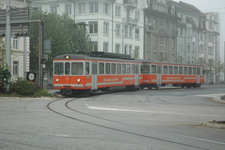 Der Be 4/4 der asm schleicht am 15.10.07 mit einem Steuerwagen in Solothurn um die Ecke.