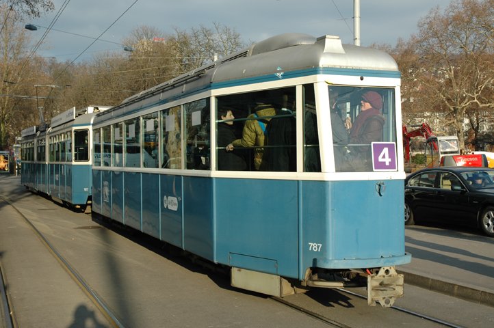 Der Be 4/6 1677 ist mit dem B4 787 als 4-er unterwegs. Es wird wohl neiner der letzten Samstageinstze gewesen sein. Aufgenommen am 15.12.07