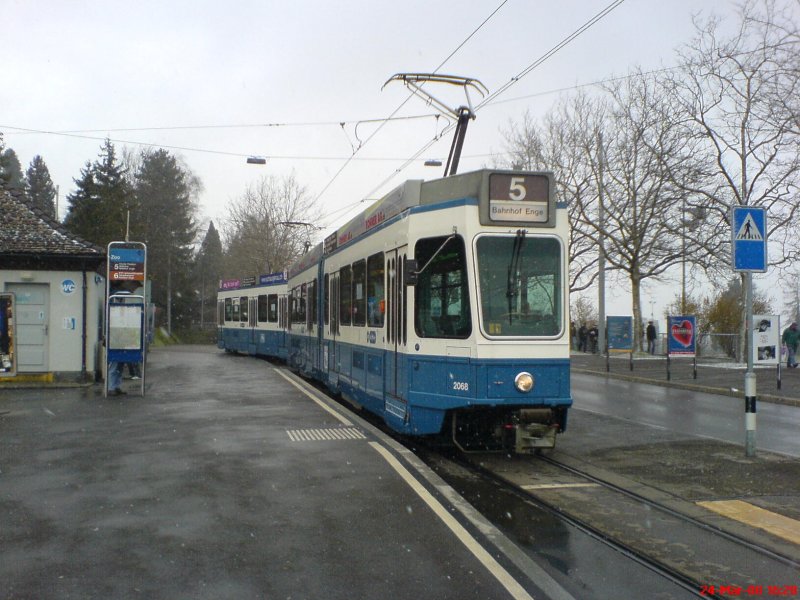 Der Be 4/6 2068 steht mit einem Pony-Anhnger bei der Haltestelle Zoo. 