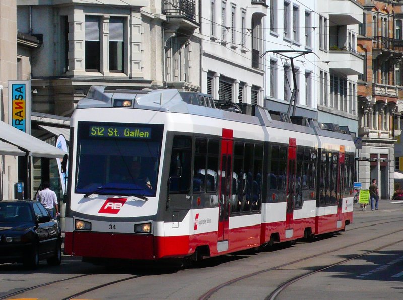 Der Be 4/8 34 nach seiner Reparatur beim Stadler Altenrhein seit heute
wieder in Dienst. Bahnhofstrasse SG am 08.09.09.
Am 01.03.09 war dieses Fahrzeug bei der Haltestelle Bendlehn
entgleist.