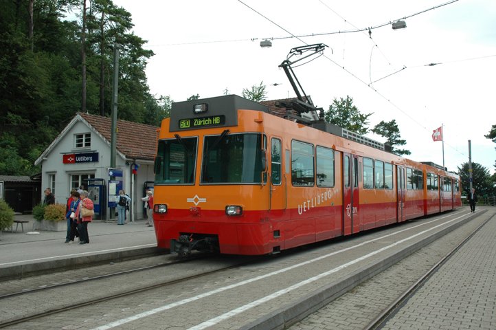 Der Be 556 532 gelang am 10.8.07 auf den etliberg. Normalerweise werden die Be 556 531+532 nur in den Stosszeiten zwischen HB und Triemli eingesetzt.