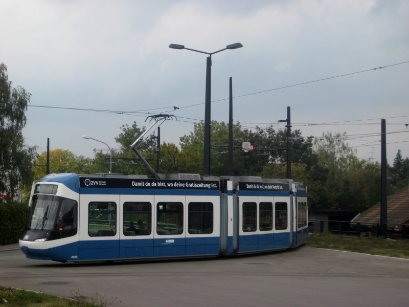 Der Be 5/6 3043 fhrt soeben in die Wendeschleife der Haltestelle Auzelg ein. Hier wurden bestehen schon einige Bauvorleistungen fr die Dritte Etappe der Glattalbahn. Alle Weichen fr den Anschluss sind bereits eingebaut, um whrend dem Bau den Betrieb der Linie 11 nicht zu behindern. Auch besteht bereits eine Schleife fr Trams, die aus Richtung Stettbach nach Auzelg kommen werden. Somit findet man in Auzelg zwei Wendeschleifen. (30. September 2008)